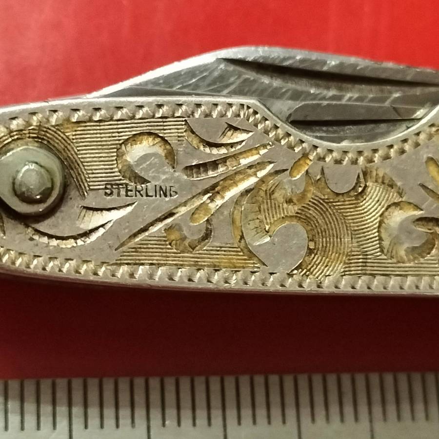 VINTAGE POCKET KNIVES . SILVER SIDED.