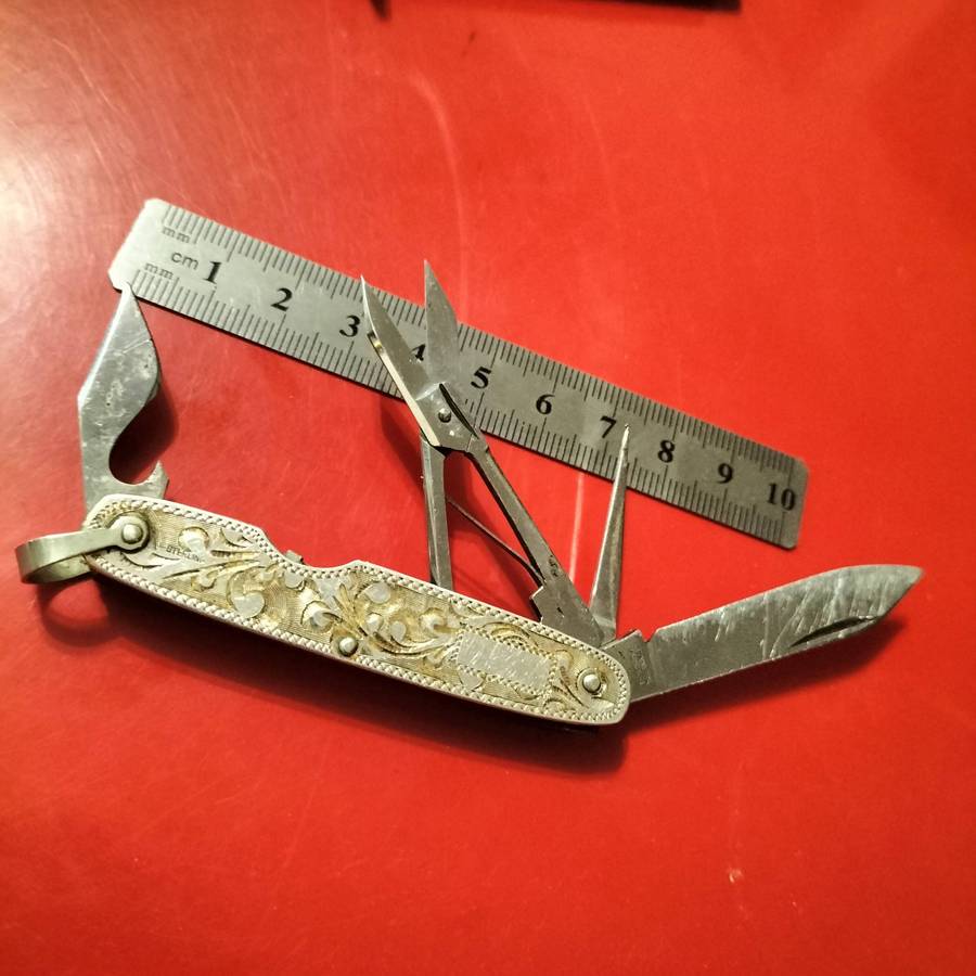 VINTAGE POCKET KNIVES . SILVER SIDED.