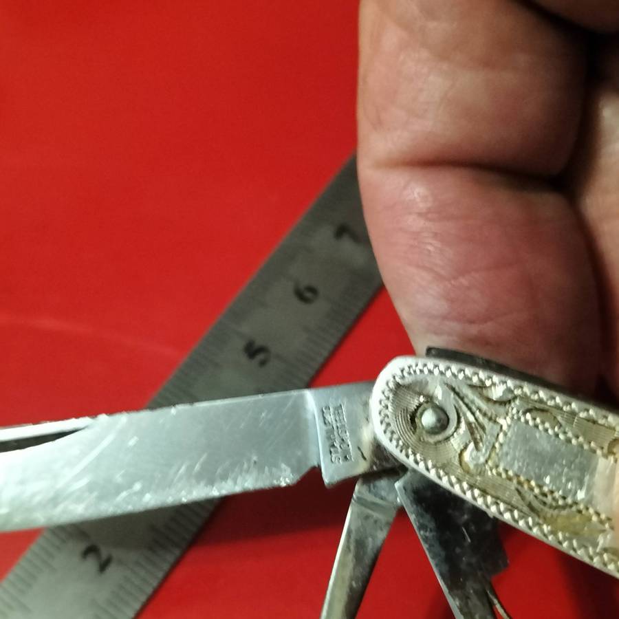 VINTAGE POCKET KNIVES . SILVER SIDED.