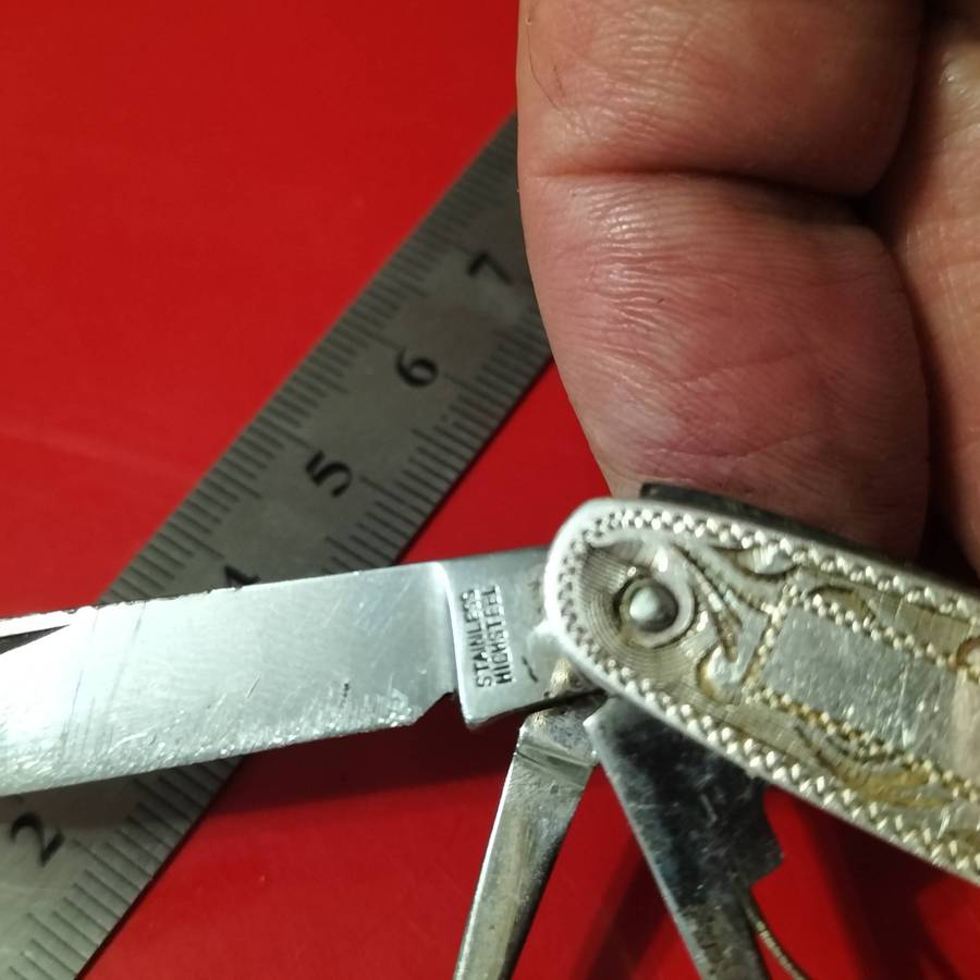 VINTAGE POCKET KNIVES . SILVER SIDED.