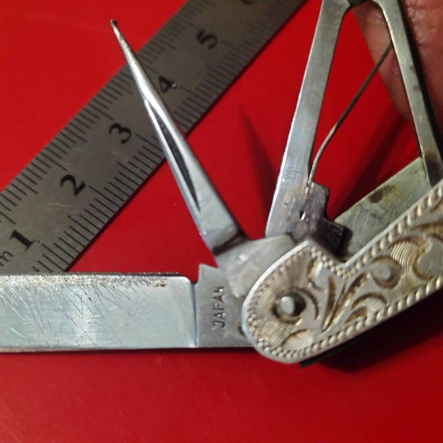 VINTAGE POCKET KNIVES . SILVER SIDED.
