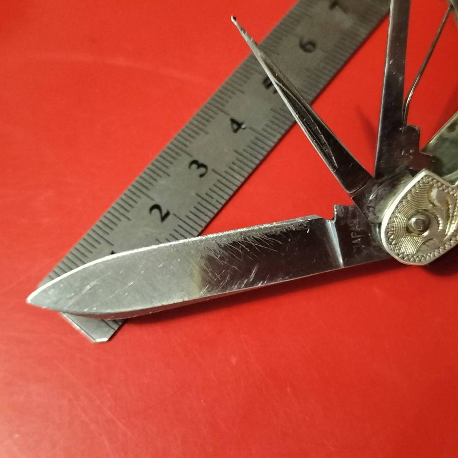 VINTAGE POCKET KNIVES . SILVER SIDED.