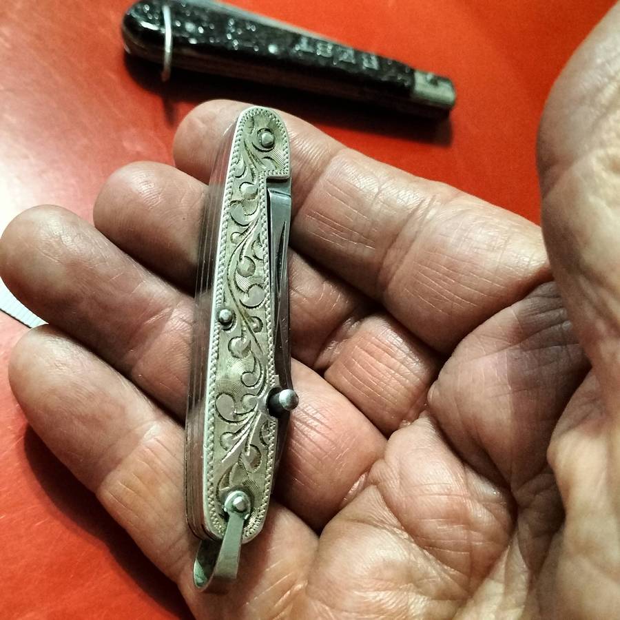 VINTAGE POCKET KNIVES . SILVER SIDED.