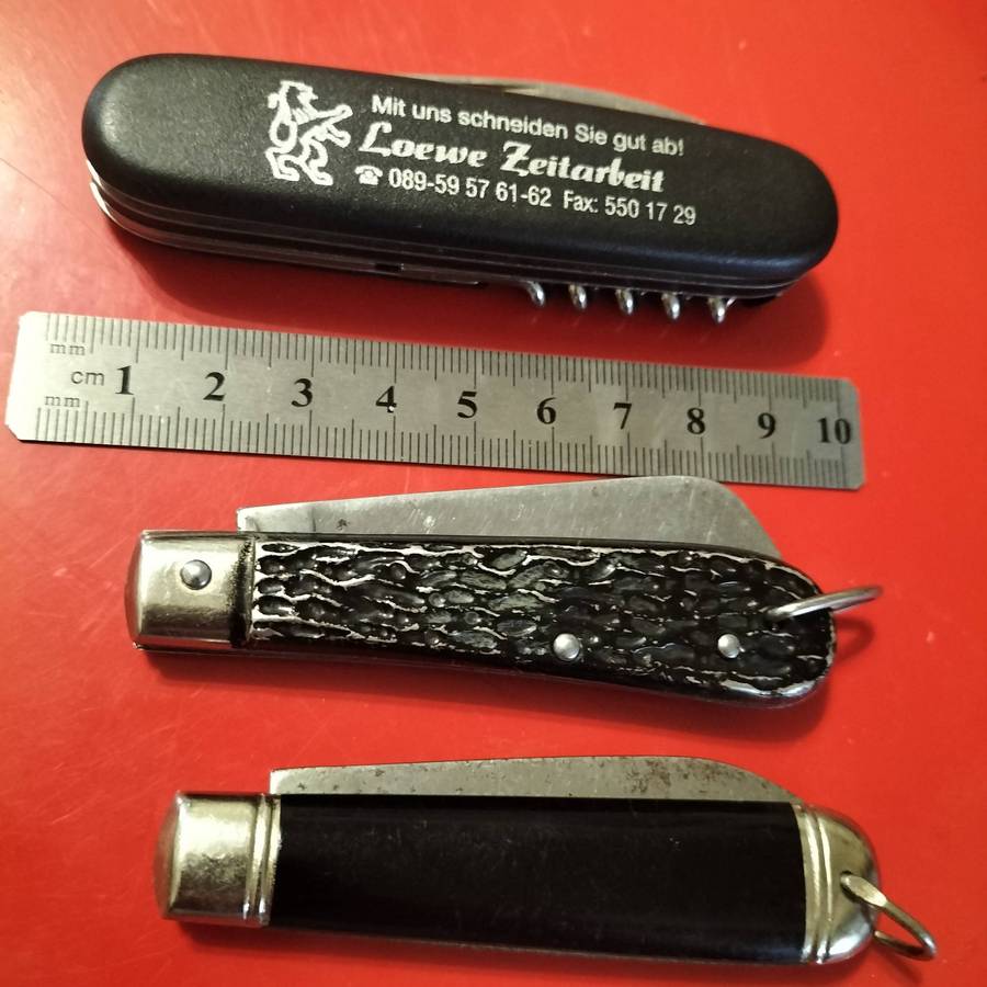 THREE VINTAGE POCKET KNIVES.