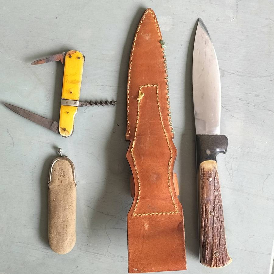 TWO VINTAGE KNIVES.