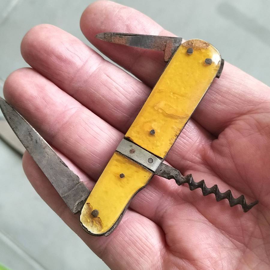 TWO VINTAGE KNIVES.