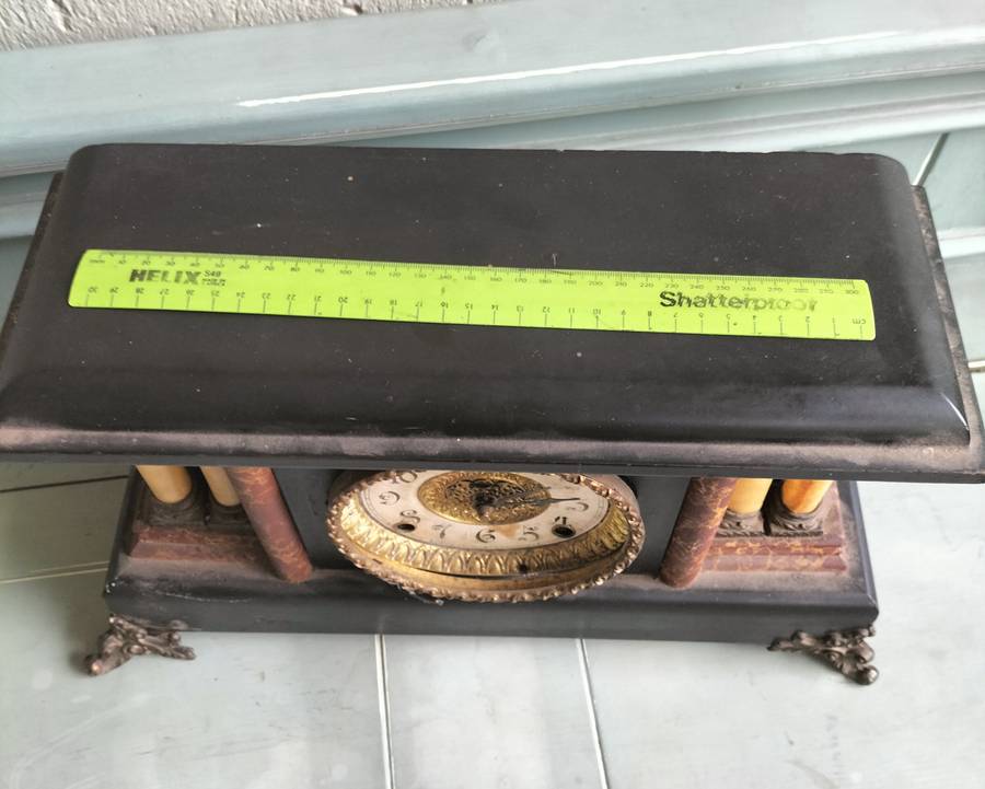 ANTIQUE MANTLE CLOCK. MADE IN USA.