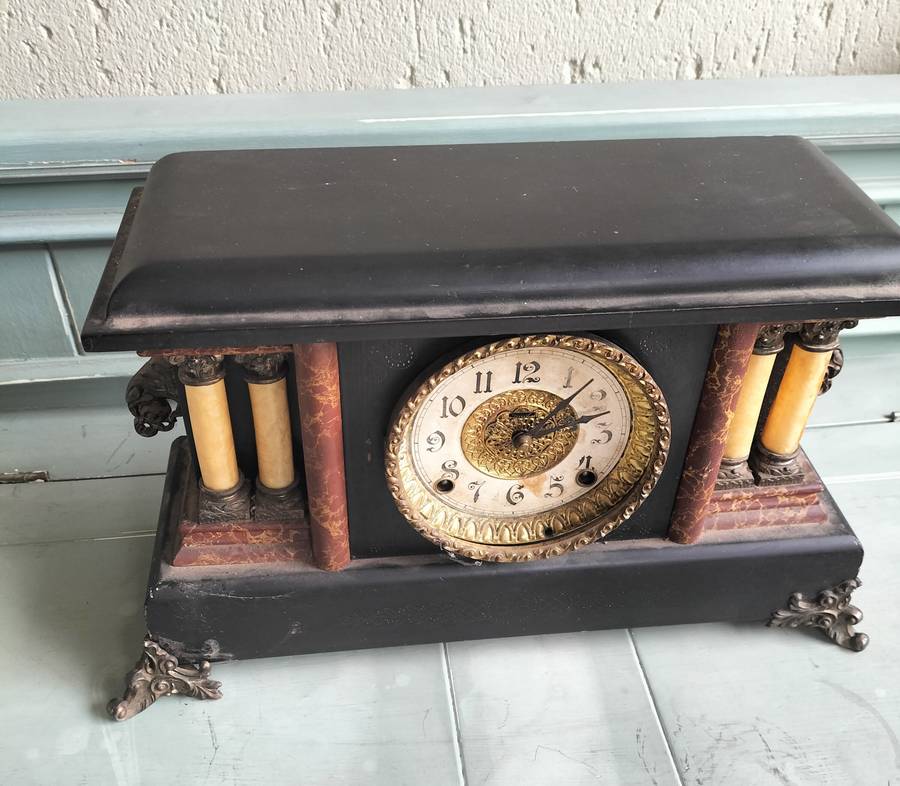 ANTIQUE MANTLE CLOCK. MADE IN USA.