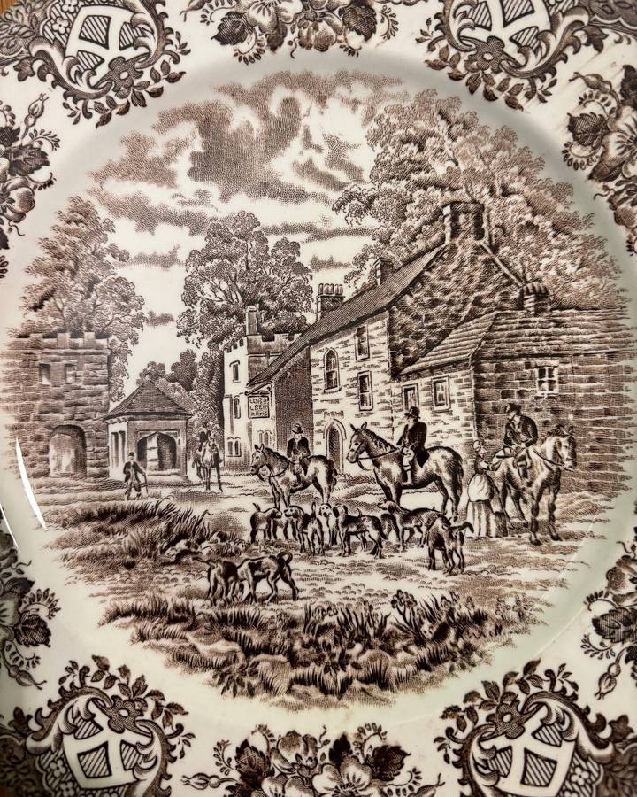 ENGLISH IRONSTONE ENGLAND PLATE 'OLD INNS SERIES' FLORAL BOARDER