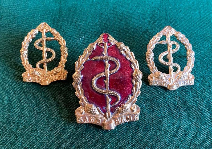 SA MEDICAL CORPS,GILT AND ENAMEL CAP AND 2 COLLARS-WORN PRE 1983- LUGS + PINS INTACT