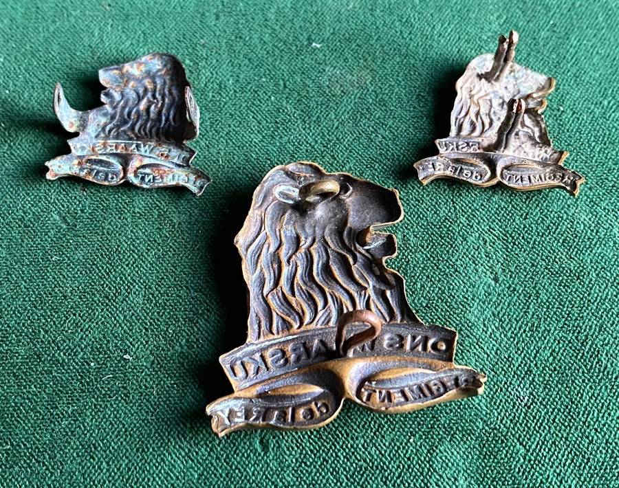 REGIMENT DE LA REY BRASS METAL CAP BADGE (LIONS MOUTH OPEN)CAP AND COLLARS-WORN 1934-1964-LUGS COMPL