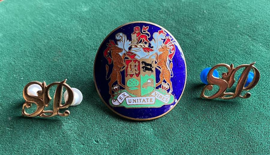 STATE PRESIDENTS GUARD,BRASS AND ENAMEL CAP AND 2 COLLARS-WORN PRE 1986-LUGS + PINS INTACT