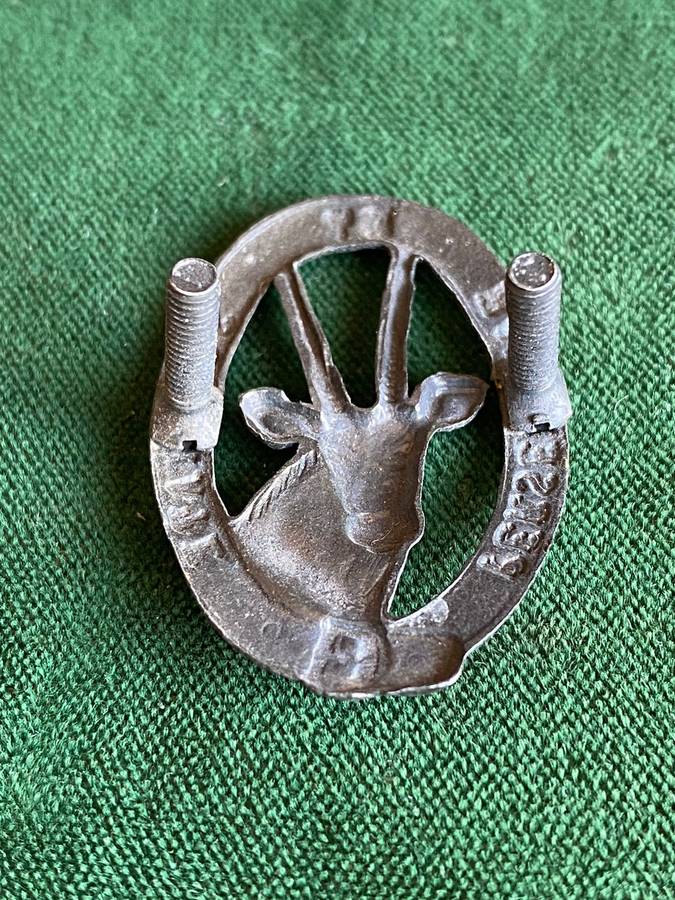 8 SA INF. GREY METAL CAP BADGE-APPROVED 1988- 2 LUGS