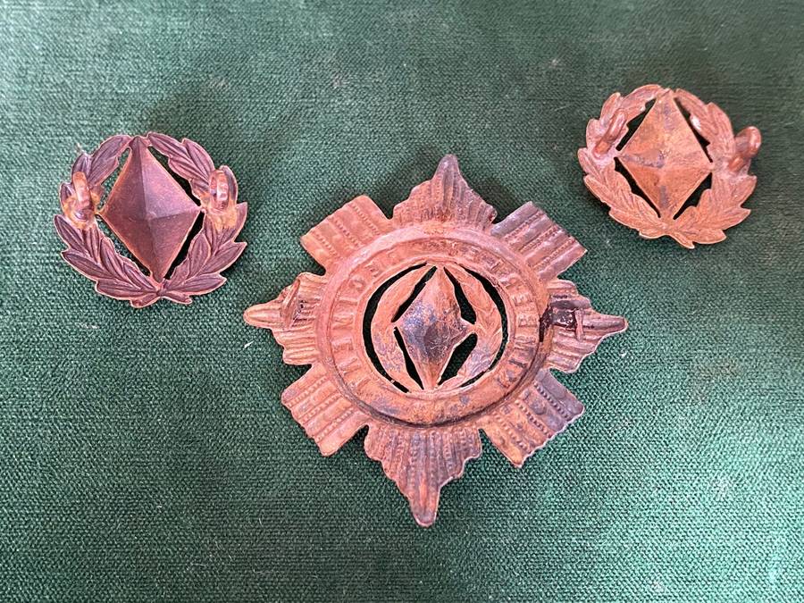 KIMBERLEY REGIMENT BRASS CAP AND COLLARS-WORN 1899-1939-VOIDED CENTRE-ONE LUG ON CAP MISSING