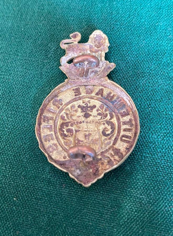 UITENHAGE RIFLES,BRASS CAP BADGE-WORN 1902-1913- 2 LUGS- MEASURES 45X26 MM