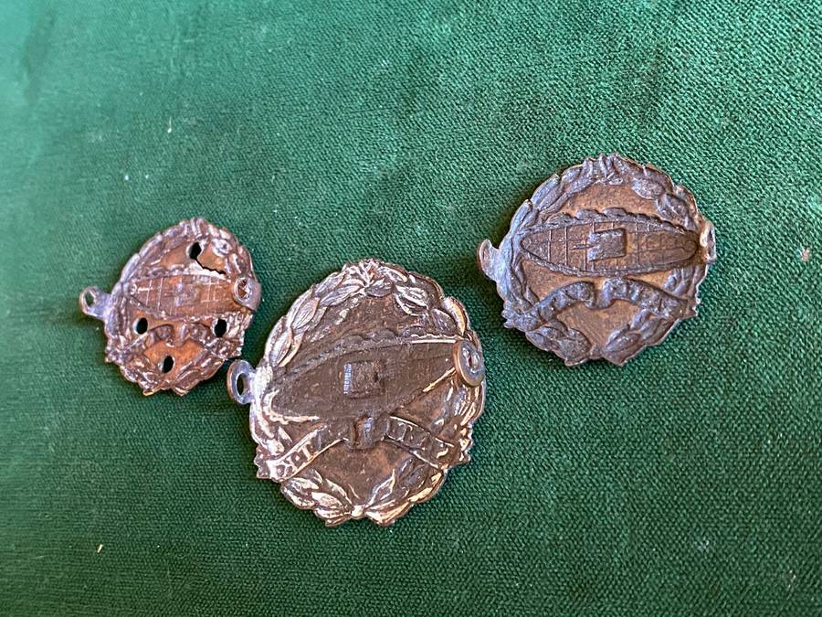 SA TANK CORPS-SOLID CENTRE CAP AND COLLARS-WORN FROM MAY 1940-SEPT 1941-LUGS COMPLETE