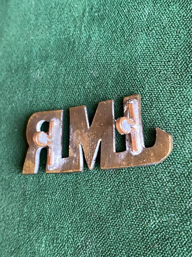 JOHANNESBURG MOUNTED RIFLES BRASS TITLE-WORN DURING THE BOER WAR- 2 LUGS