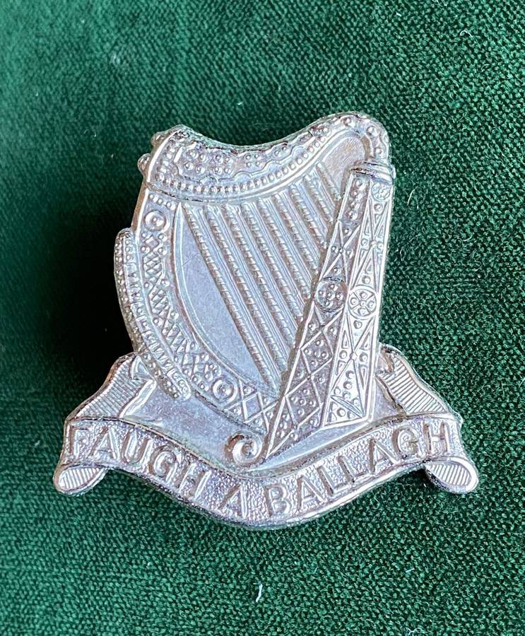 SOUTH AFRICAN IRISH WHITE METAL BERET BADGE-WORN POST 1964-2X SCREW LUGS