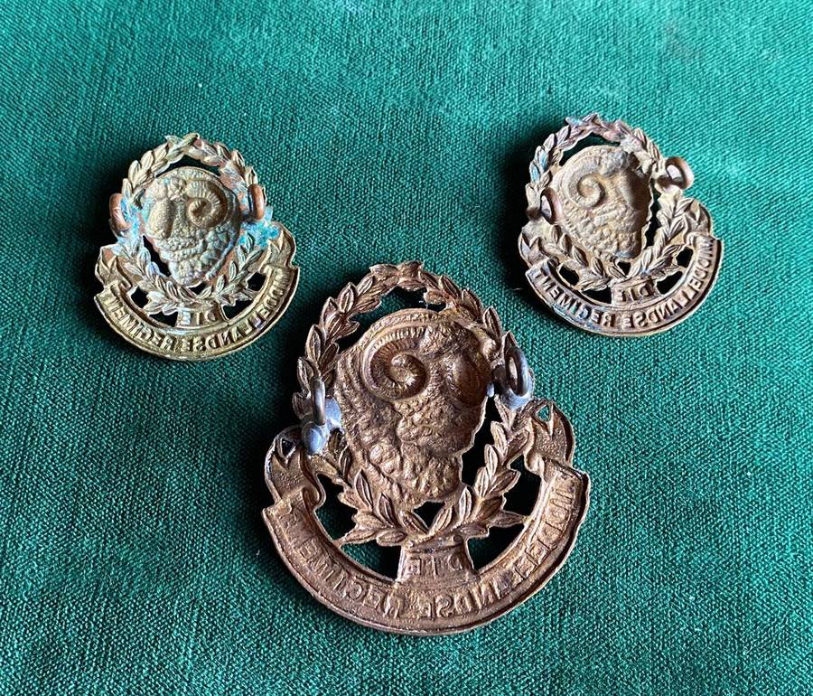 DIE MIDDELLANDSE REGIMENT BRASS CAP AND COLLARS-WORN 1935-1957-LUGS COMPLETE