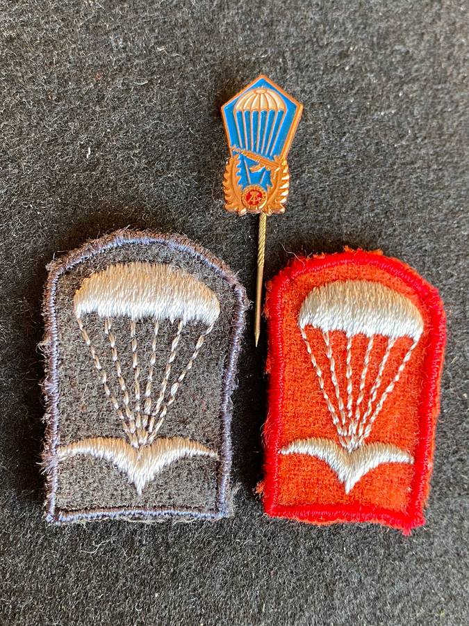 EAST GERMAN PARA BERET BADGES RED (OFFICERS) BLACK (NCO'S) COMES WITH PARACHUTE STICK PIN-SOLD TOGET