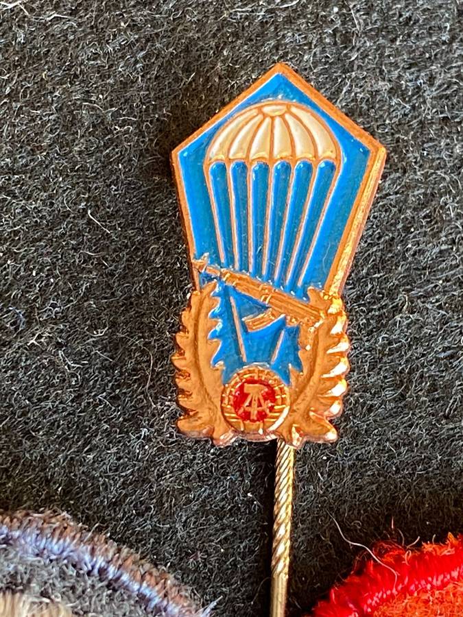 EAST GERMAN PARA BERET BADGES RED (OFFICERS) BLACK (NCO'S) COMES WITH PARACHUTE STICK PIN-SOLD TOGET