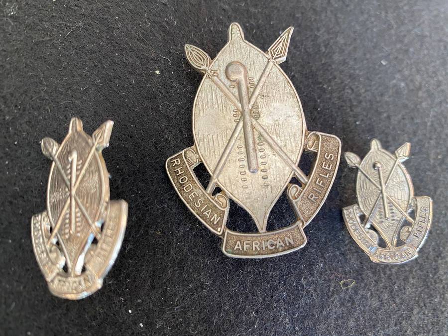 RHODESIAN AFRICAN RIFLES CAP AND COLLARS-WORN 1970'S-80-LUGS INTACT