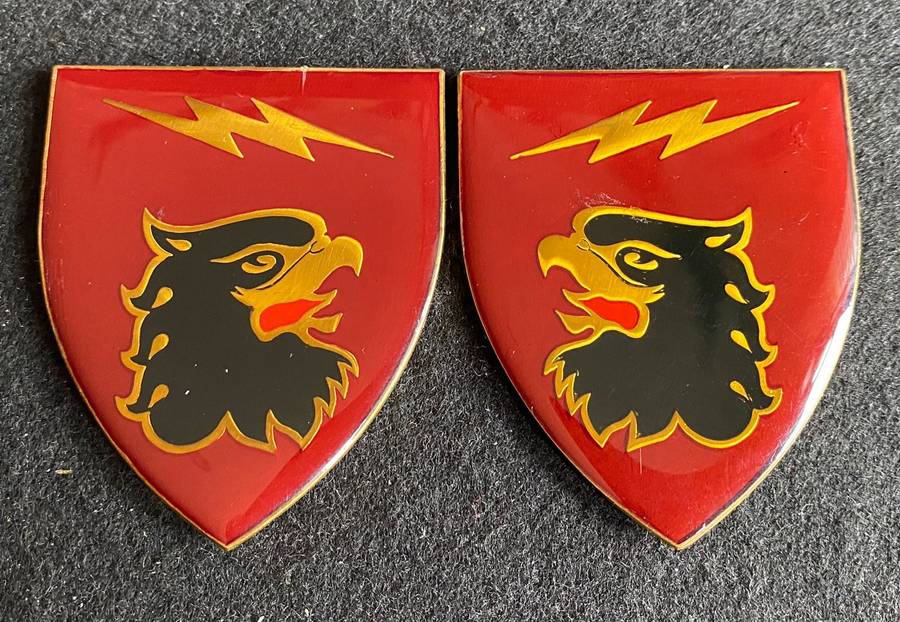 44 PARACHUTE BRIGADE SIGNAL UNIT PAIR OF FLASHES- NO PINS