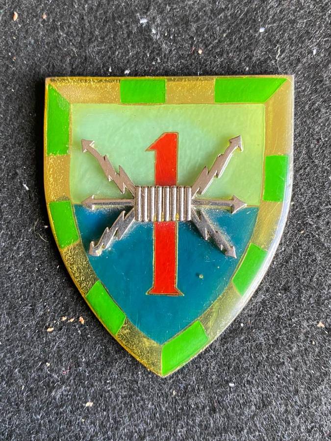 1 SIGNAL REGT. -LARGE ONE-RAISED ELECTRIC FLASH- 4TH ISSUE-OWEN NO F 436- NO PINS
