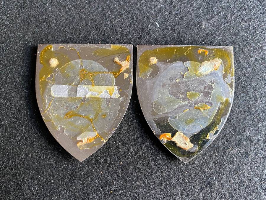 KEMPTON PARK COMMANDO FLASH PAIR-COLOUR VARIATION- NO PINS