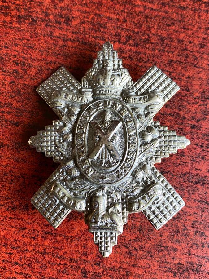 ROYAL HIGHLANDERS (BLACK WATCH) GLENGARY BADGE-QUEENS CROWN
