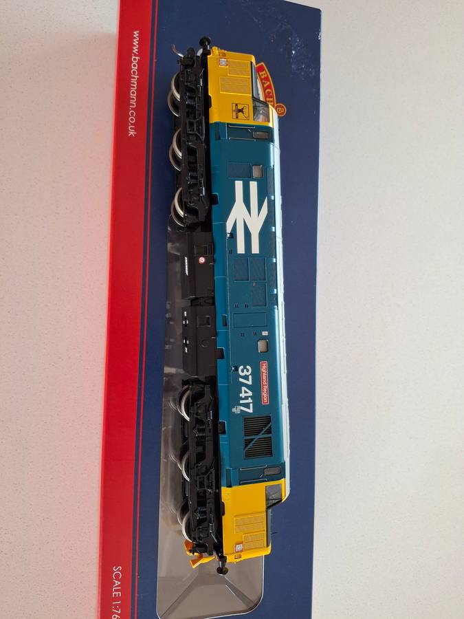 Bachmann Class 37 Diesel loco   DCC chip fitted