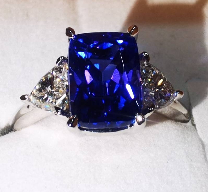 4.5CT TANZANITE & DIAMOND RING