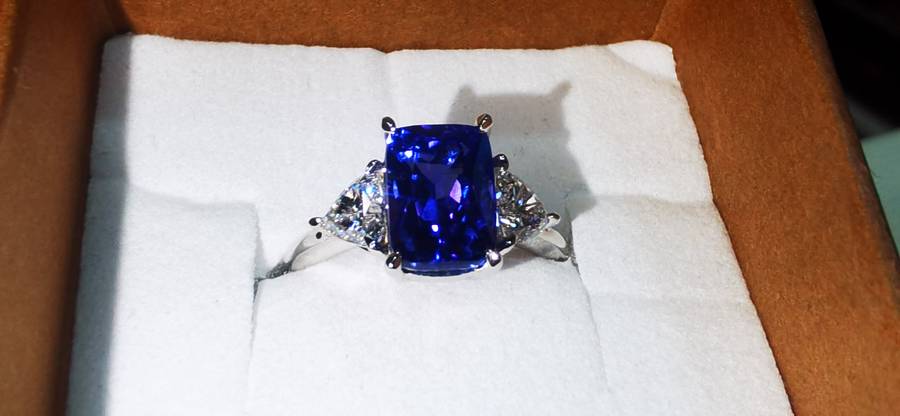 4.5CT TANZANITE & DIAMOND RING