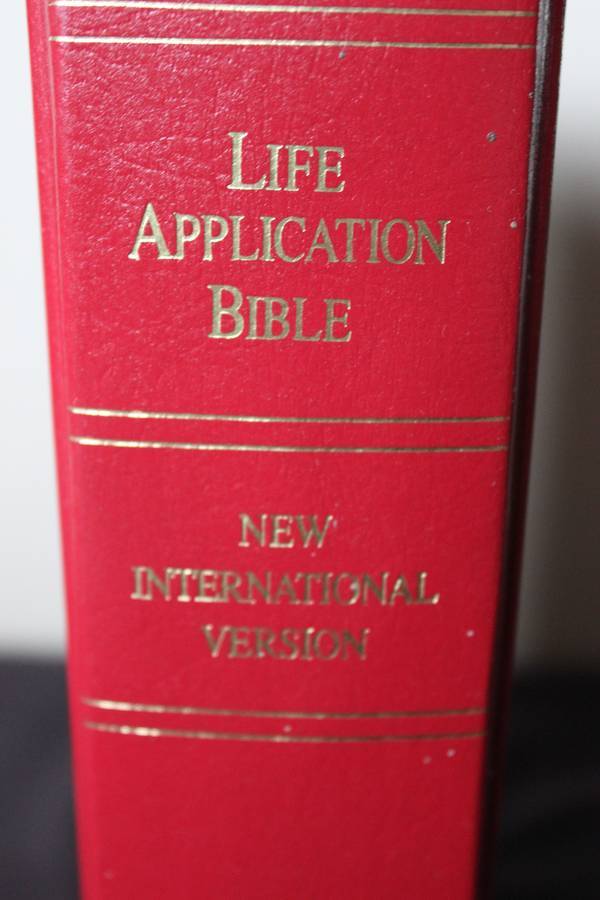 LIFE APPLICATION BIBLE. New International Version.