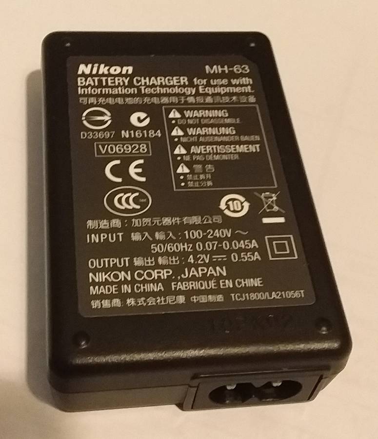 NIKON EN-EL 10 BATTERY AND CHARGER