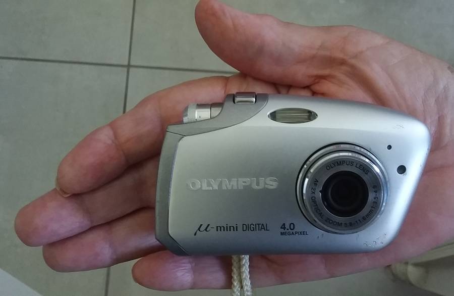 OLYMPUS MICRO-MINI DIGITAL CAMERA IN EXCELLENT CONDITION
