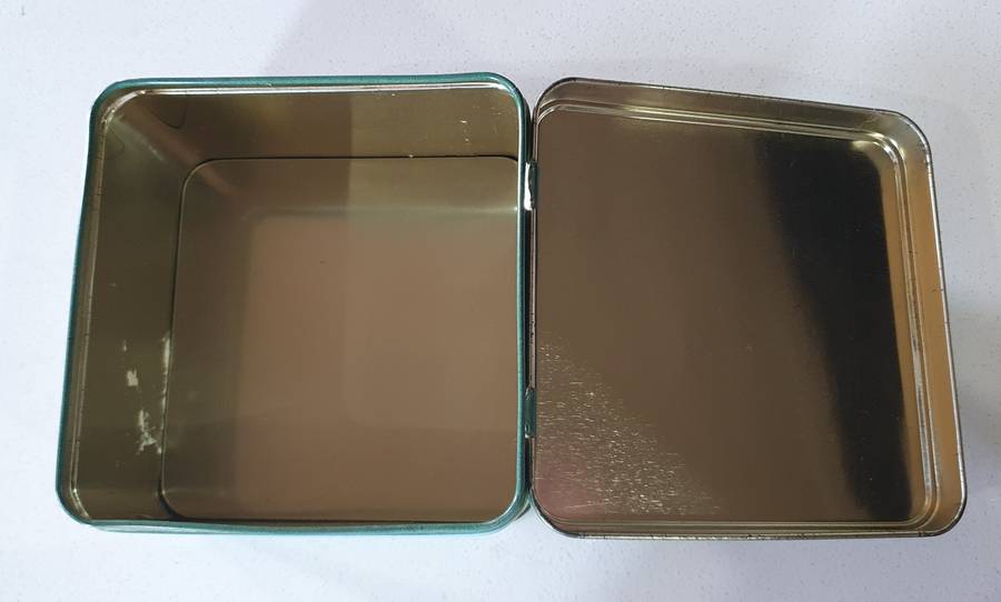 LIPTON TEA tin as per photo.