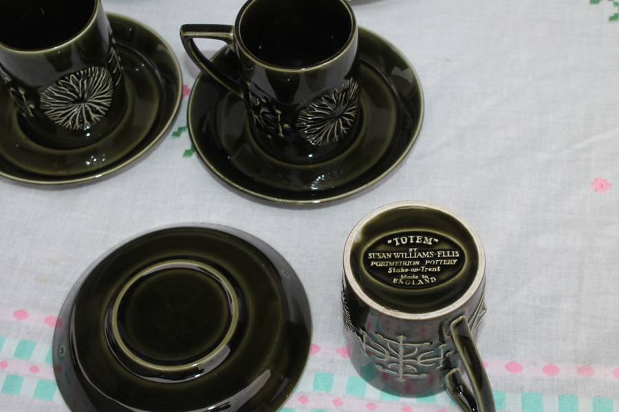 Retro 1960's Totem Susan Williams Ellis 5 Coffee Cups and Saucers