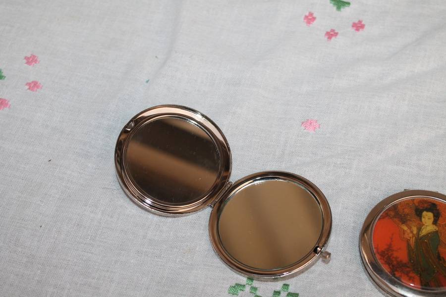 2 small compact mirrors