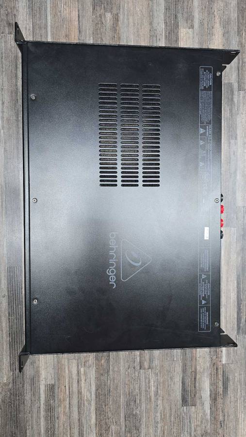 Behringer KM-750 stereo power amplifier