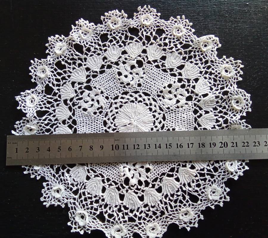 Exquisite hand crocheted doily - about 23cms across
