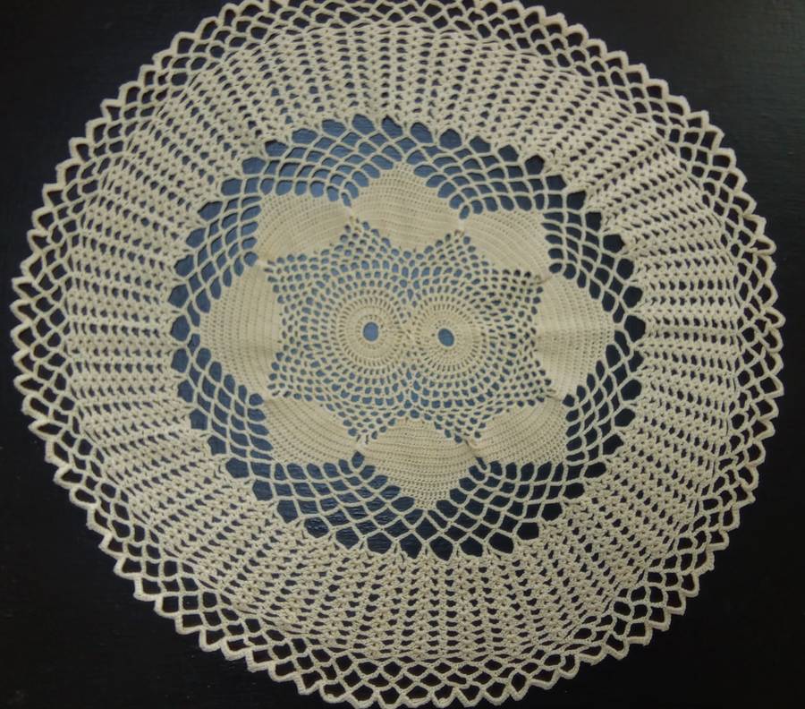 Stunning vintage hand crocheted doily