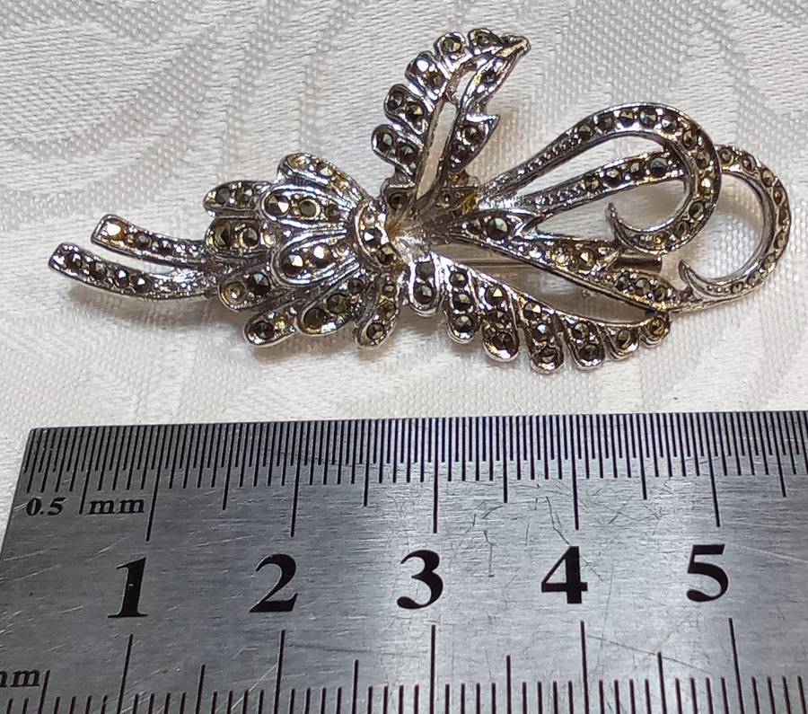 Lovely vintage marquisite brooch