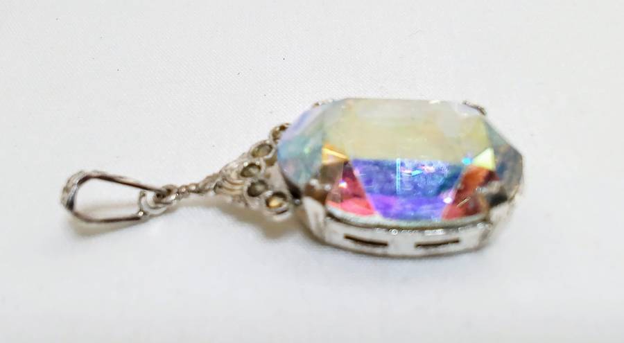 Stunning Vintage rainbow pendant in good condition
