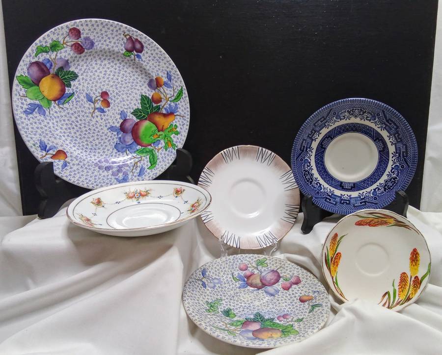 Stunning collection of vintage plates, side plate and smaller