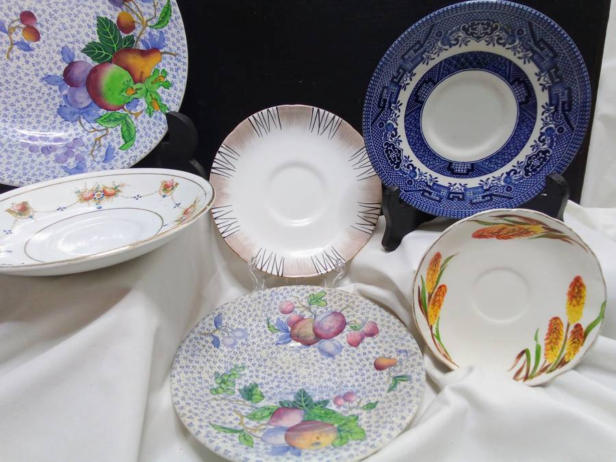 Stunning collection of vintage plates, side plate and smaller