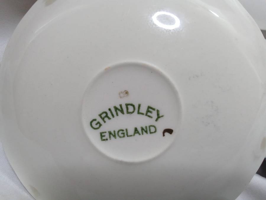 Stunning collection of vintage plates, side plate and smaller