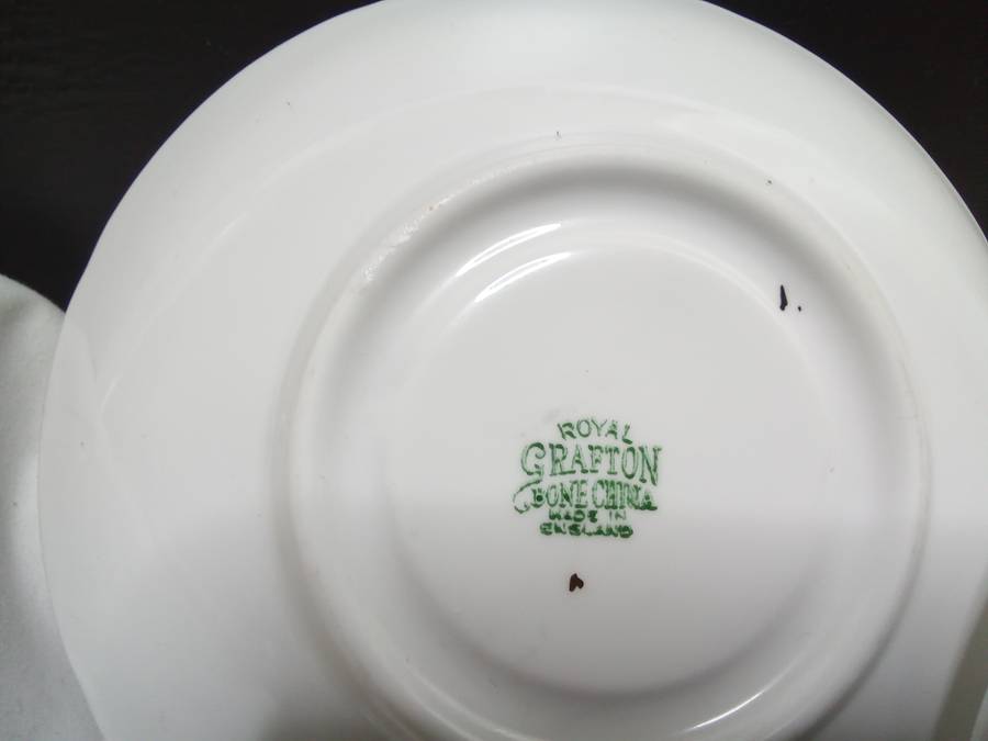 Stunning collection of vintage plates, side plate and smaller