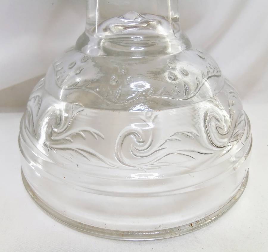 Beautiful vintage "beehive & scroll" glass oil lamp