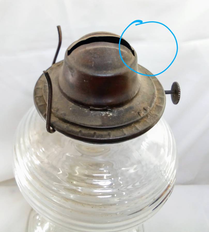 Beautiful vintage "beehive & scroll" glass oil lamp